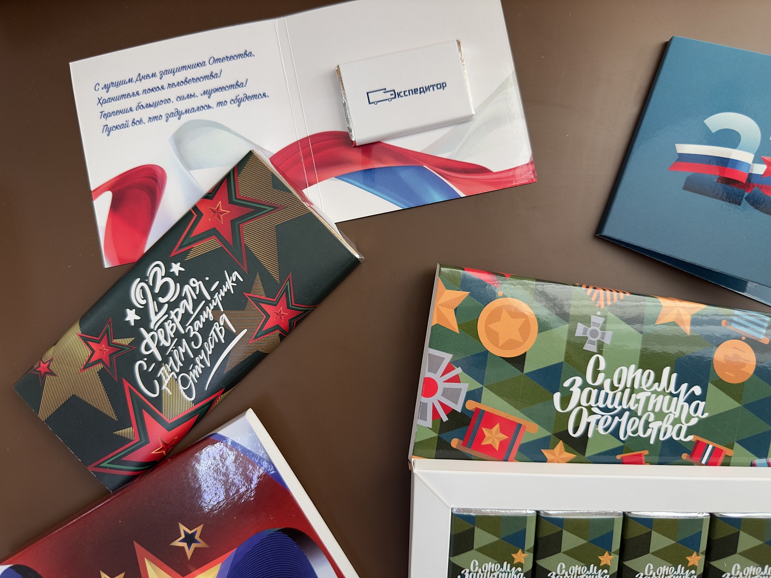 Что подарить сотрудникам на 23 февраля: идеи корпоративных подарков, которые запомнятся