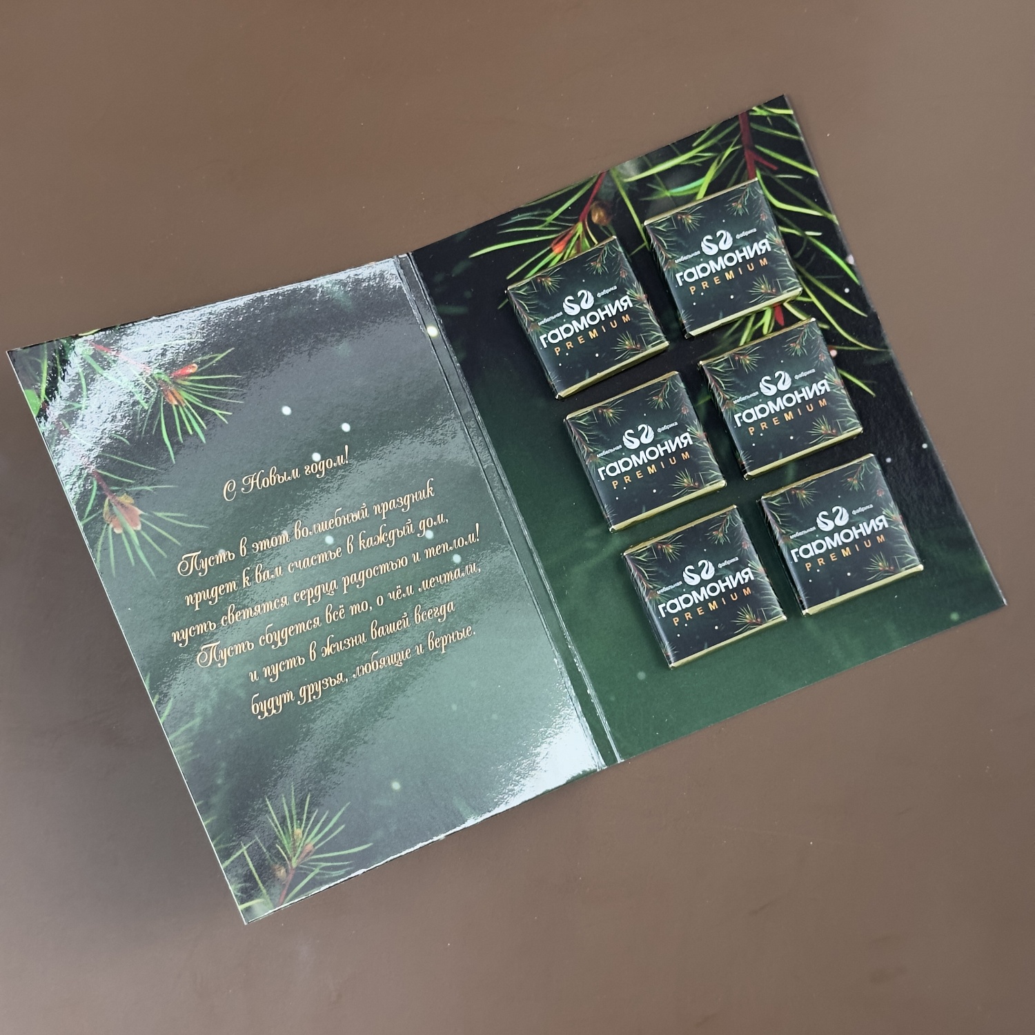 Корпоративные подарки: как наборы и открытки с шоколадом создают эмоцию, которую помнят