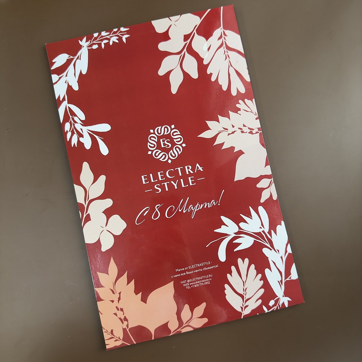 Что подарить сотрудницам на 8 Марта: корпоративные подарки, которые создают настроение