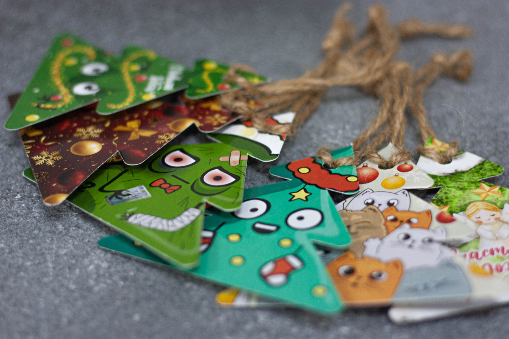 Открытка "Новогодняя" в виде Елочки с шоколадкой 5гр — Дизайн 2025 с логотипом